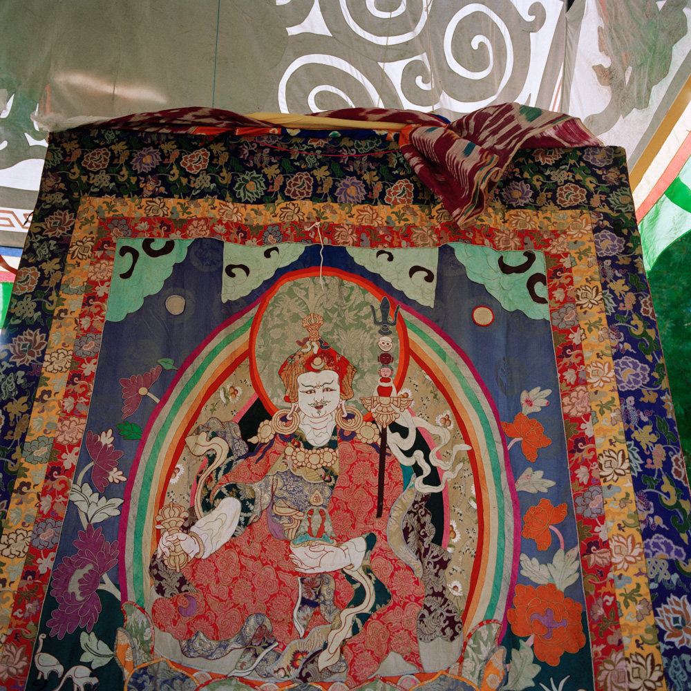 thangka bordado de Guru Rinpoche feito por Kyabje Dudjom Jigdral Yeshe, a filha mais velha de Dorje Rinpoche